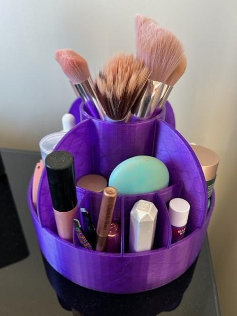 Spinning makeup organizer