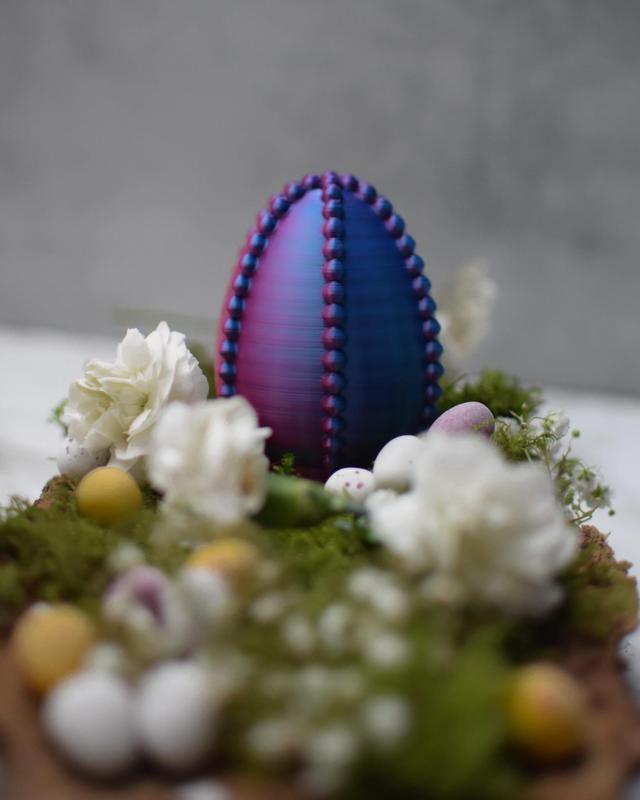 Decorative hollow egg with screw in stand