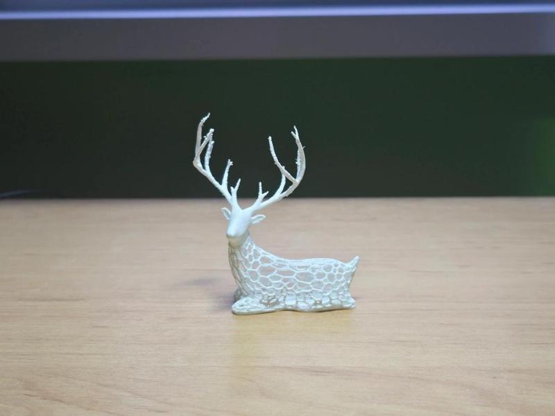 Christmas Voronoi laying deer - no support