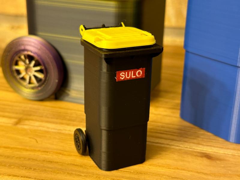 Trash Bin German