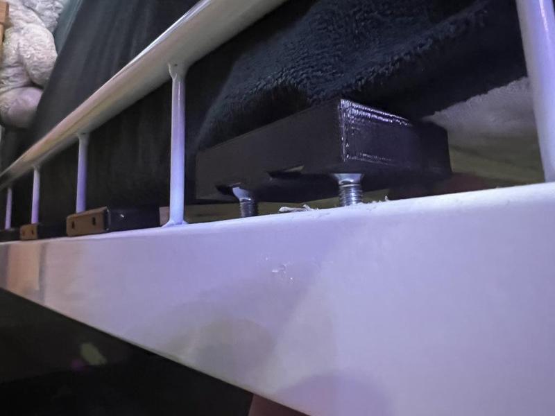 Slatted frame bedframe holder/stopper, reinforced with bolts = no broken pegs