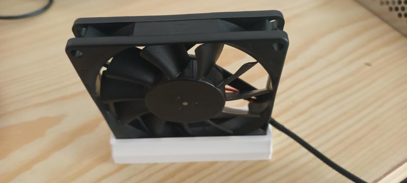 Fan holder/fume extractor