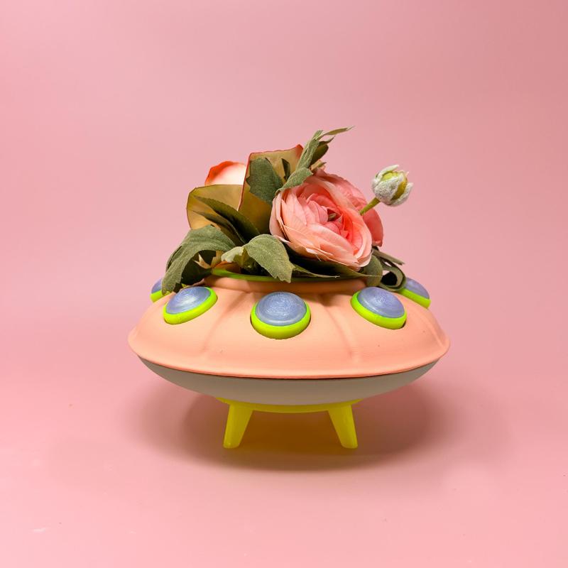 Kitsch UFO Vase – Retro Planter for Dried Flowers, Crystals, Trinkets | Quirky Sci-Fi Home Decor