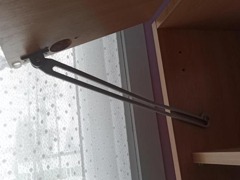 Automatic door lock when open