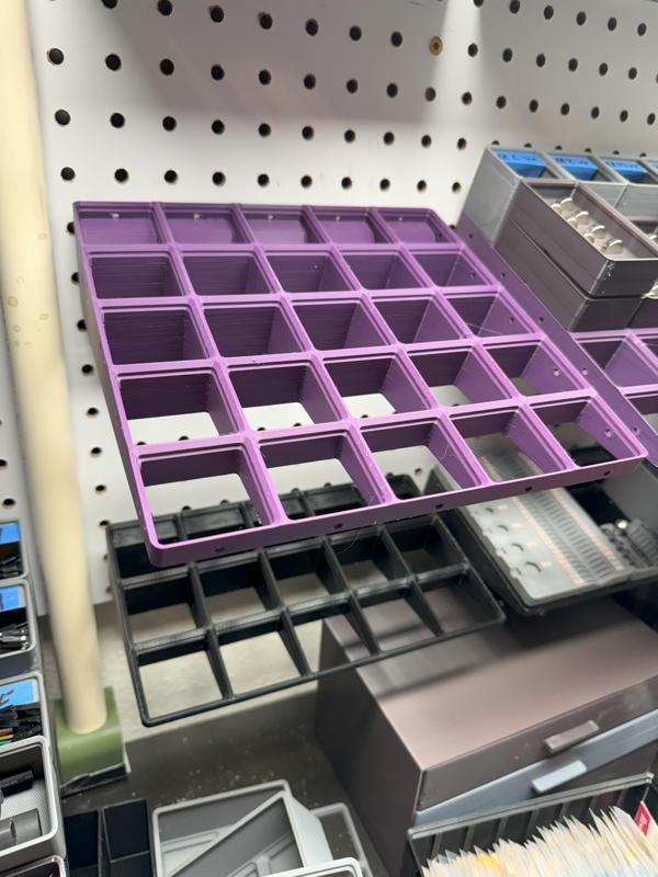 Gridfinity Base - 5x5 - Pegboard - 20 degree