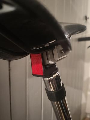 Reflective bracket support Brompton (under the saddle)