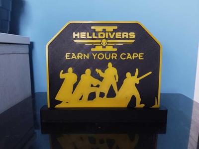 HELLDIVERS II TABLE STAND "EARN YOUR CAPE"
