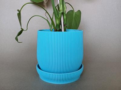 Ribbed planter with drip tray