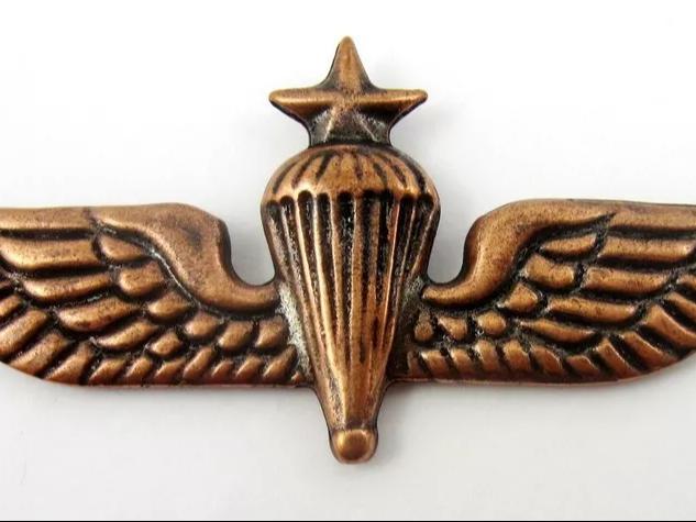 Greek Army Senior Parachute Jump Wings Badge