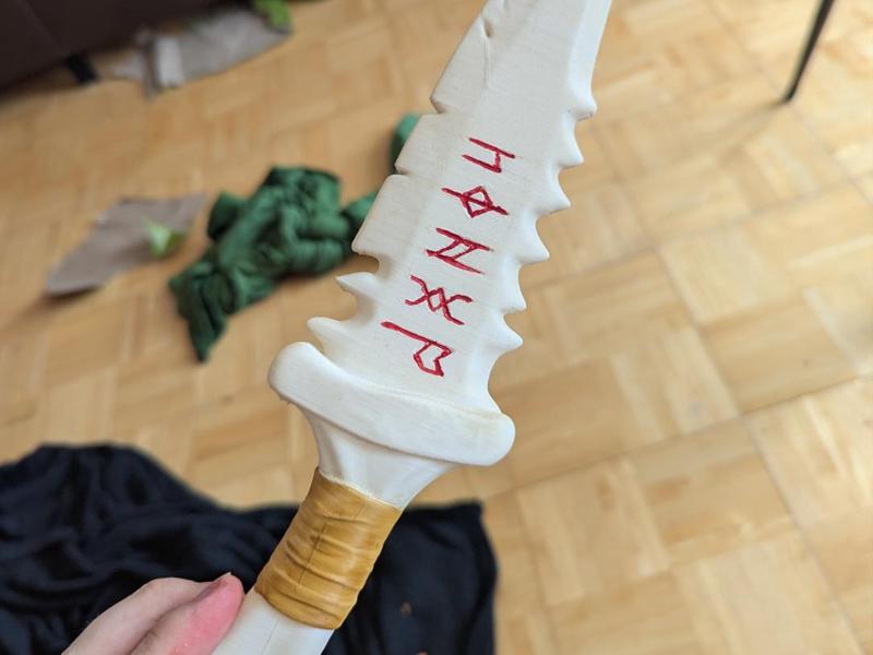 Stylized Hunting Knife - Bone Look with Runes! 