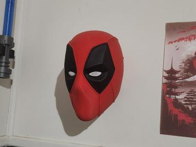 Slim helmet wall mount