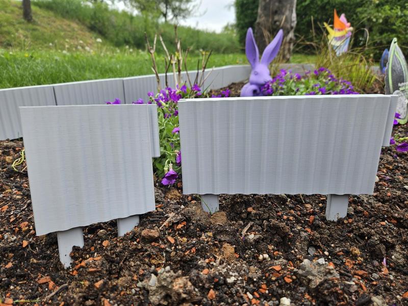 Small modular garden fence/lawn edging