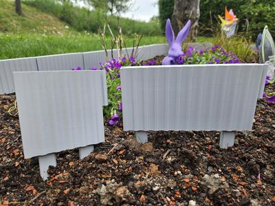 Small modular garden fence/lawn edging