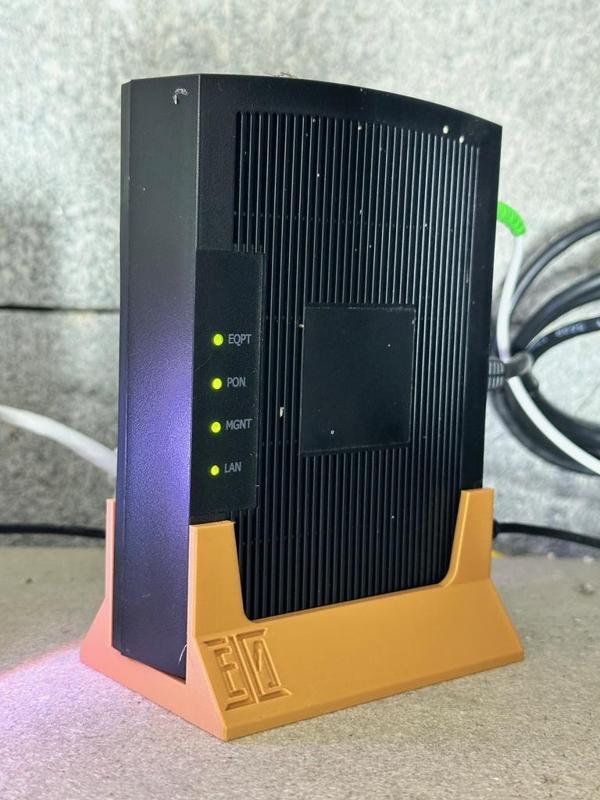 Support vertical de boitier fibre pour box SFR