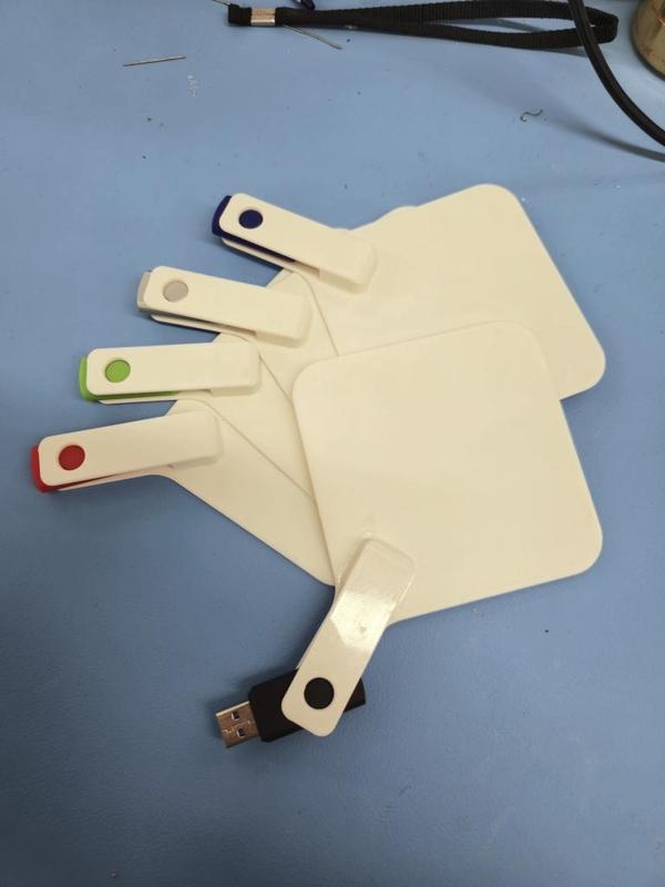 Giant Tag for the most common USB Drive