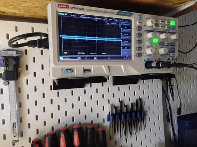 Skadis osciloscope holder