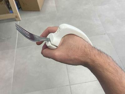Ergonomic universal cutlery handle