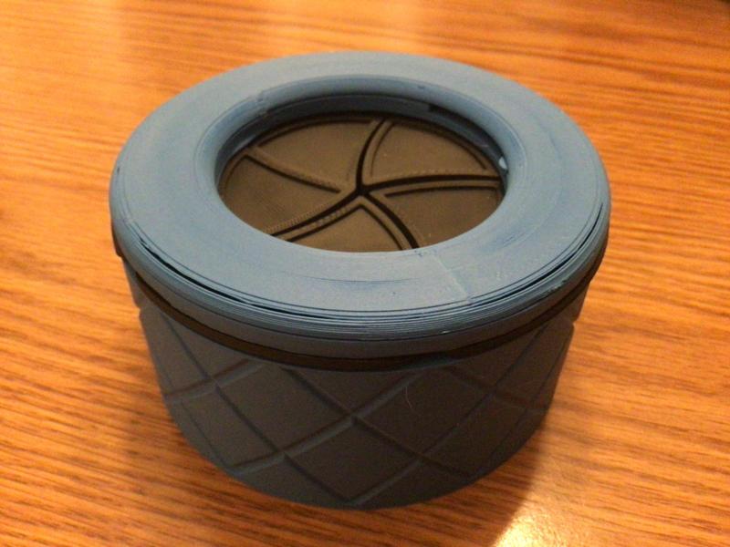 Container With Smooth Iris Mechanism