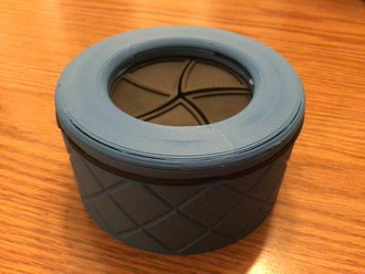 Container With Smooth Iris Mechanism