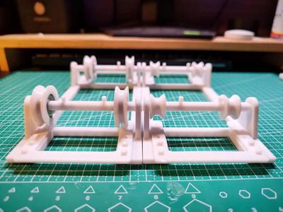 Purely printed filament rack spool support + adjustable frame to adapt to the spool width + low cost + 5.8L rice bucket or 4-plate sealed box