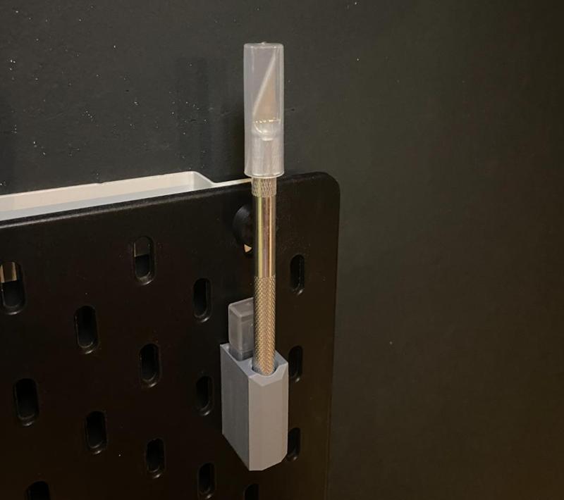 Scalpel holder for IKEA SKADIS + reserve blades