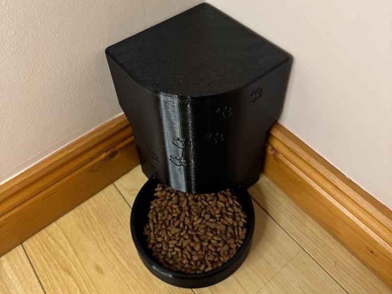 Pet feeder for dry food corner fitment 