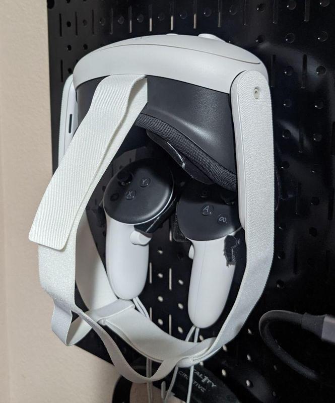 Quest 3 & Controller holder for standard 1/4" pegboard mount