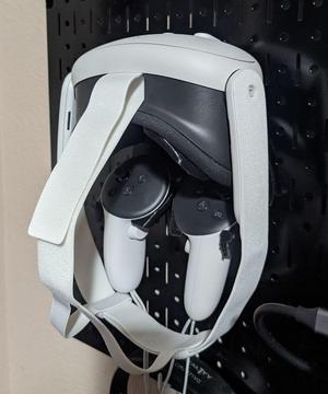 Quest 3 & Controller holder for standard 1/4" pegboard mount