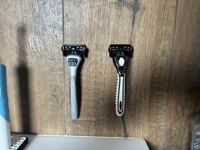 razor hanger