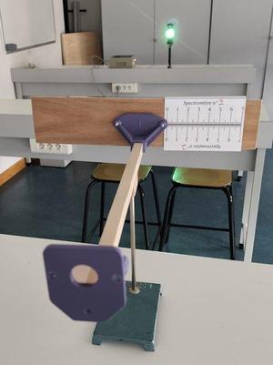 A Simple Gratting Spectrometer for Highschool