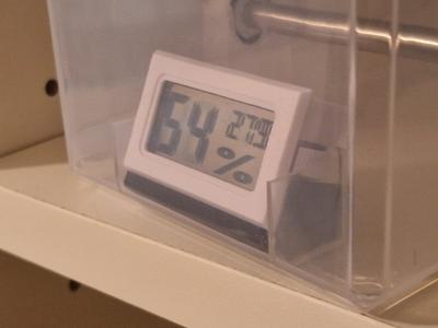 Angled hygrometer holder