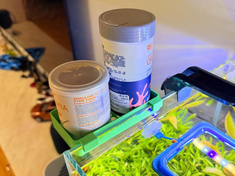 Fish tank organizer for fish food cans