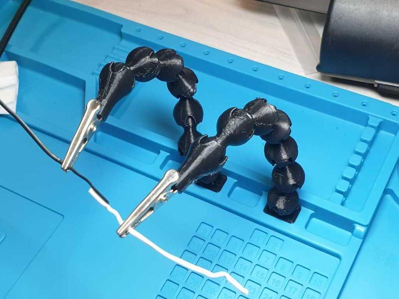 Silicone mat helping hand alligator clip