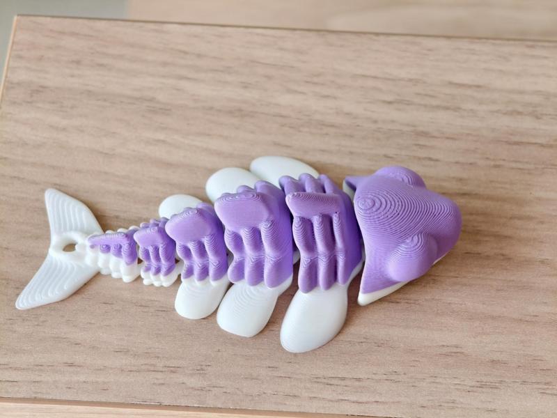 Two-tone auspicious fish pendant, no support needed
