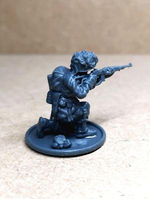 WW2 28mm US Paratrooper firing M1 carbine (MODUL-HEAD)