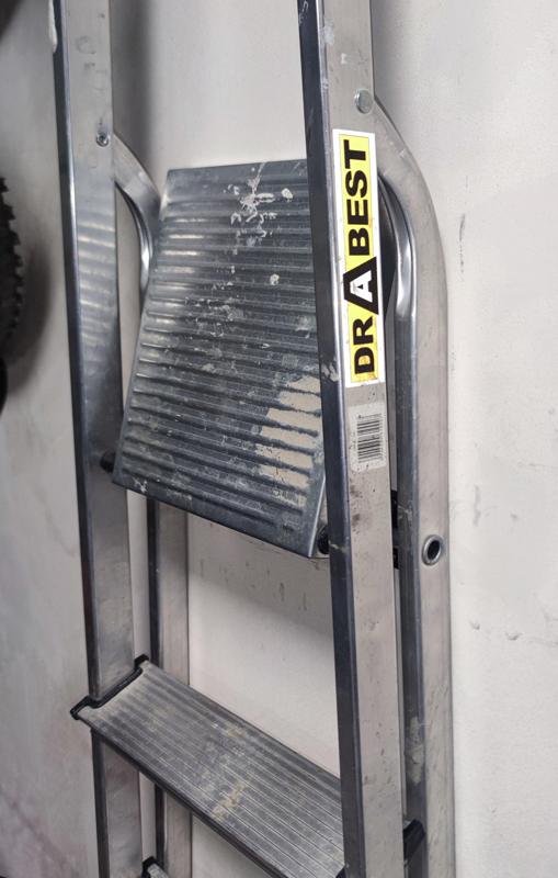 Ladder hanger