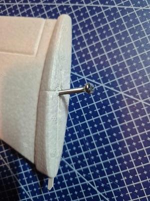 AtomRC Dolphin - detachable fins - securely attached