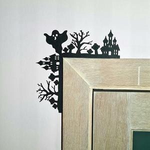 Spooky door corner decoration
