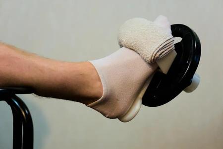 Tibialis raise bar (single leg)   
