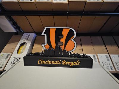 Cincinnati Bengals with skyline of Cincinnati NFL
