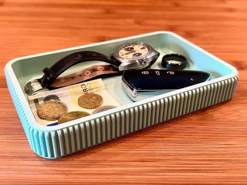Flat storage tray with ribbed outer design