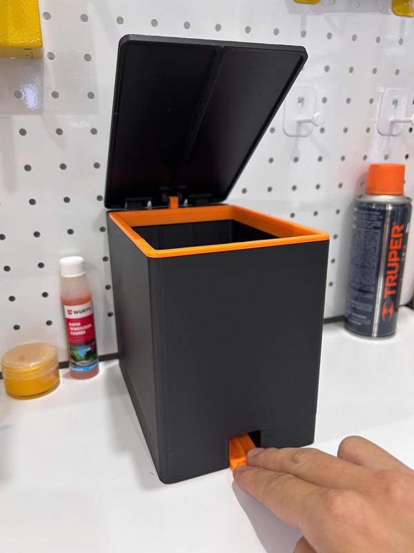 Small trash can with lid and pedal