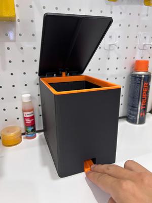 Small trash can with lid and pedal