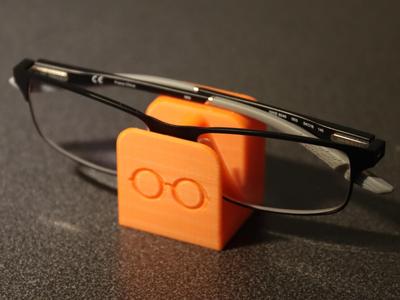 Simple Glasses Stand