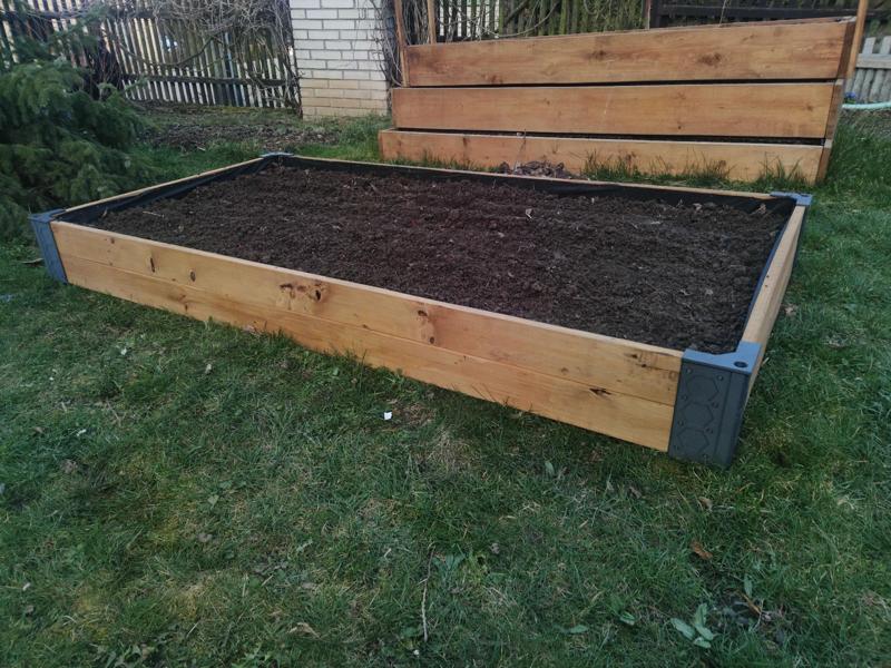 Raised garden bed