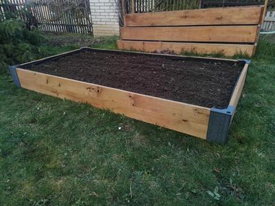 Raised garden bed