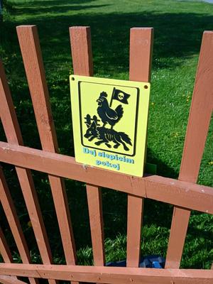 Dej slepicím pokoj / Leave the Chickens Alone