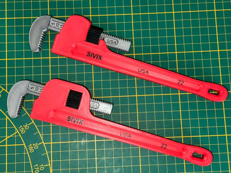2 Pipe Wrenches - Fully functional - No supports