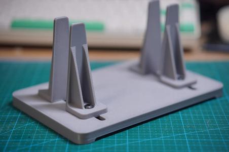 Adjustable-height vertical laptop stand