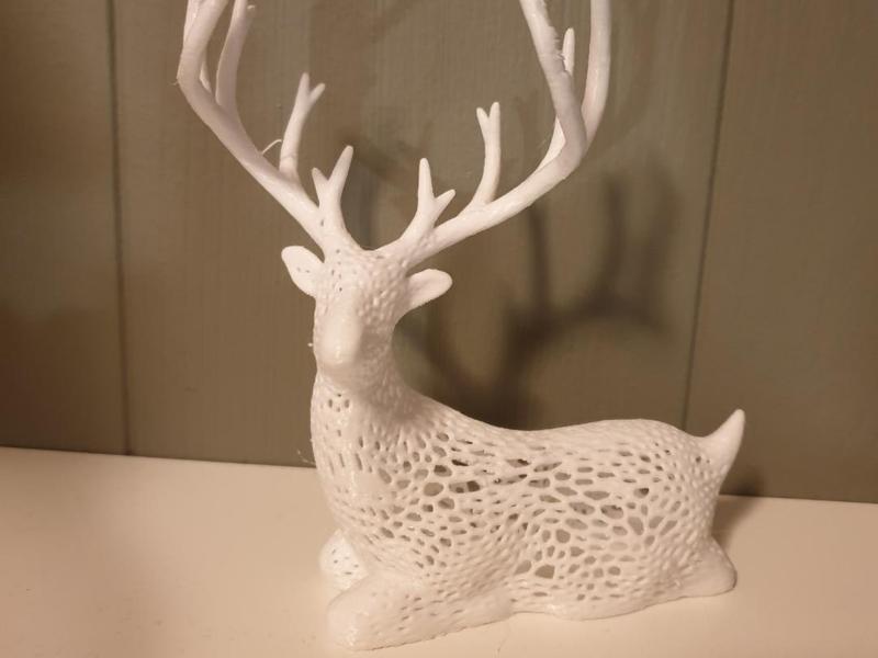 Deer - stag laying - voronoi pattern